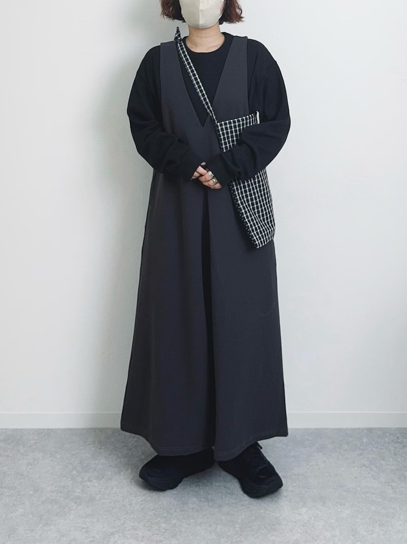 黒のカットソーはグレーなどダークカラーのアイテムともなじませやすい 出典:WEAR