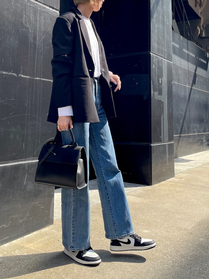 ジャケットのインナーにも合わせられるベーシックなデザインで使いやすい 出典:WEAR