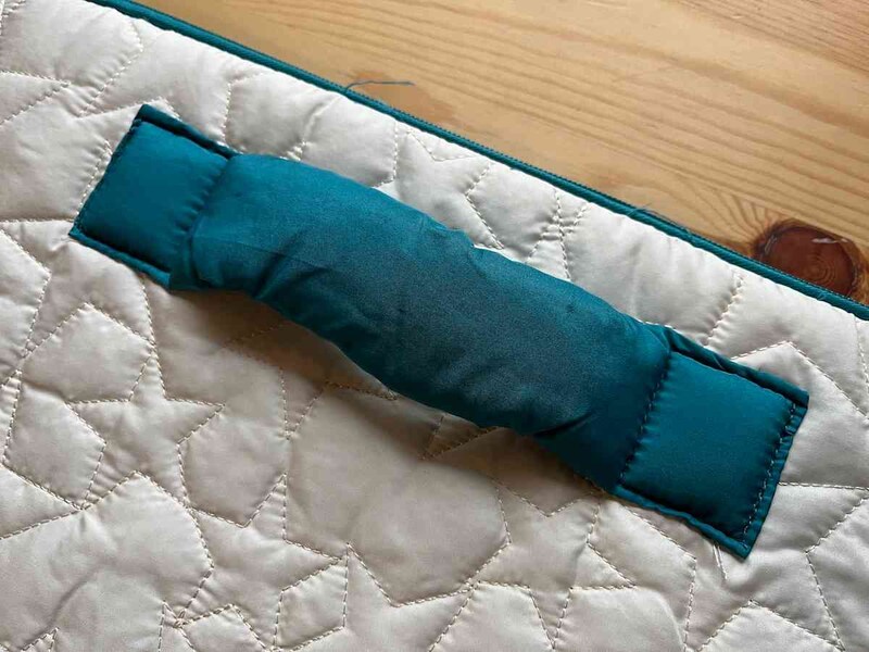 ダイソーのTGCコラボ「パソコンケース」の白。持ち手やファスナーはブルー