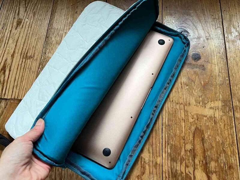 ダイソーのTGCコラボ「パソコンケース」は13インチのノートパソコンに対応