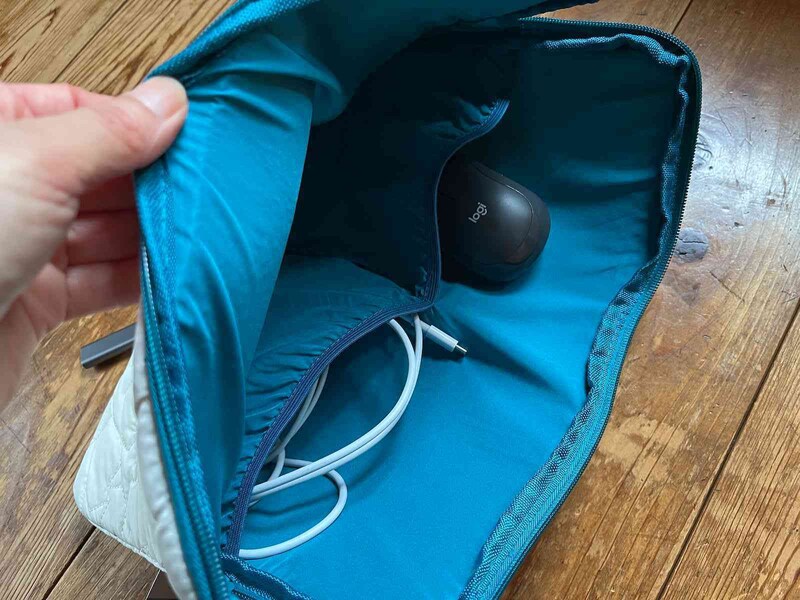 マウスやコードは、内側のポケットに入る