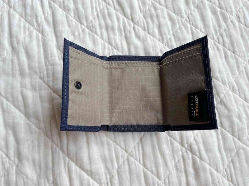 ワークマンの「コンパクトウォレット」には紙幣やカード、そして小銭を入れる場所がある