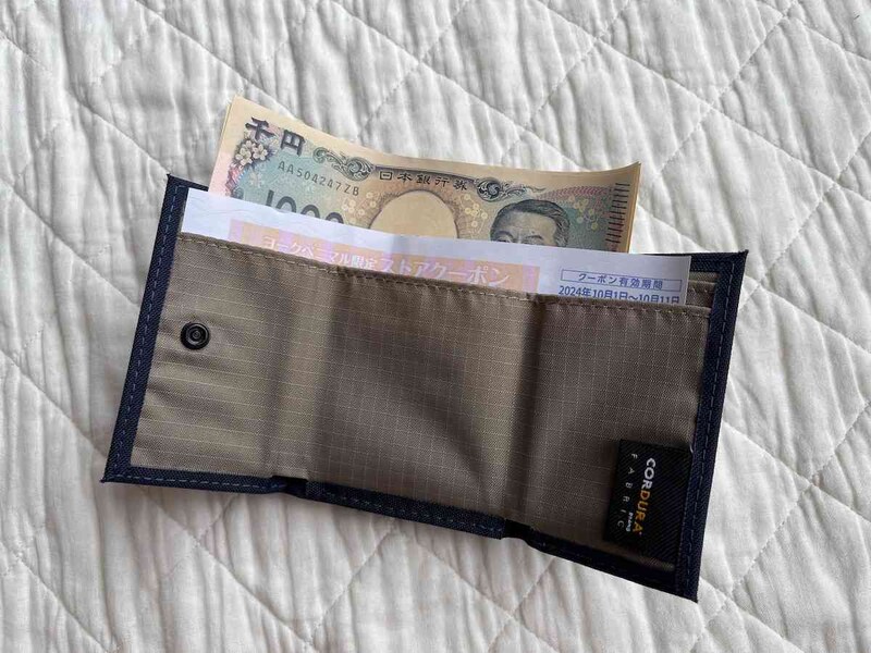 紙幣を入れる箇所は2つ。片方は紙幣、片方はクーポンやレシート入れになる