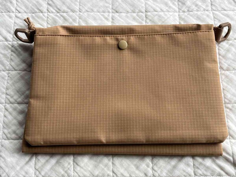 ワークマンの「ジョイントサコッシュ アーバンエディション」のボタン付きポケット