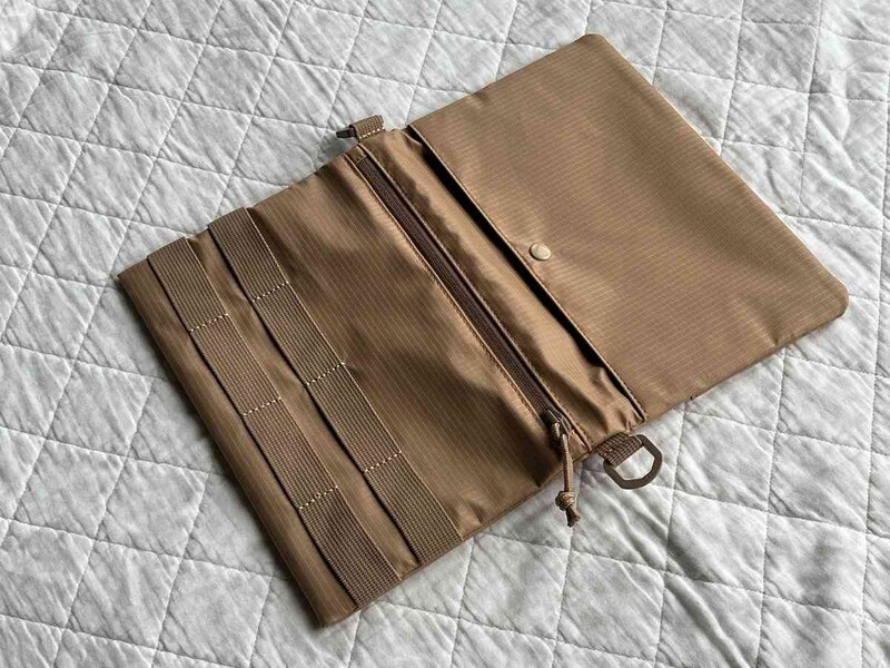 ワークマンの「ジョイントサコッシュ アーバンエディション」にはファスナーポケットもついている