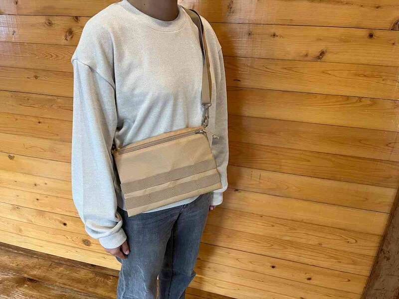 ワークマンの「ジョイントサコッシュ アーバンエディション」を身長155cmの女性が使用