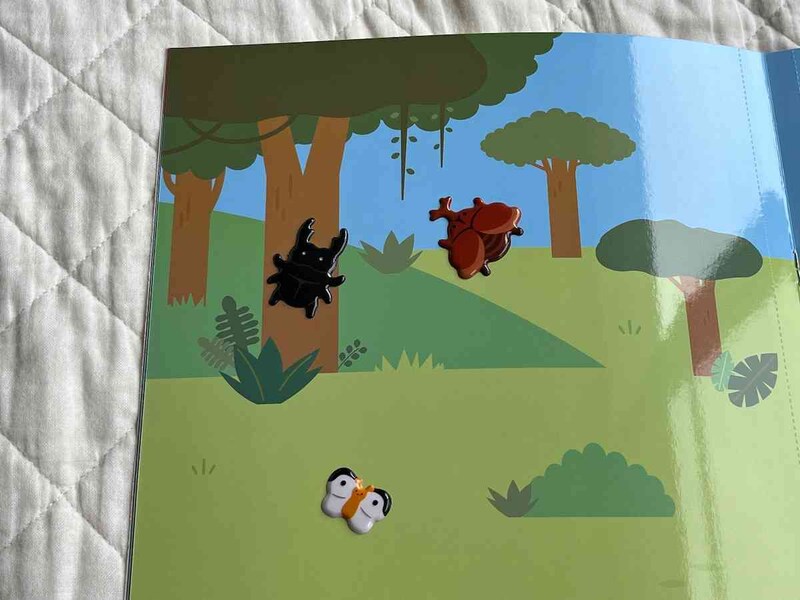 ダイソーの「大きなシール帳」にシールを貼っていく