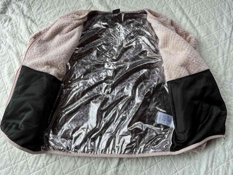 ワークマンの「ダイヤフリース」シリーズの背中部分の裏アルミ