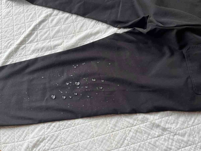 ワークマンの「超撥水シェフパンツ」の高い撥水性