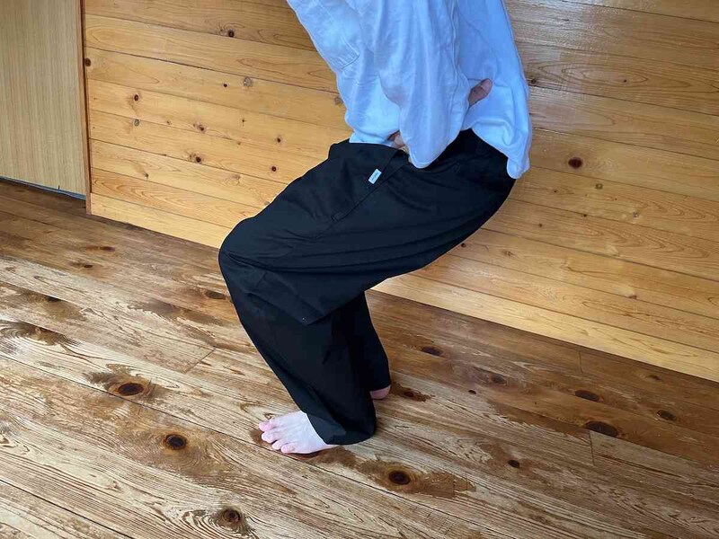 ワークマンの「超撥水シェフパンツ」は腰を落としやすい