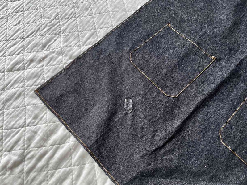 ワークマンの「コーデユラ(R)デニムマルチエプロン胸付き」は撥水性も抜群