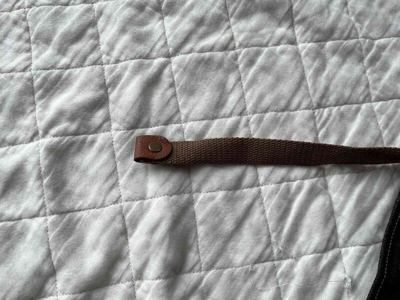 ワークマンの「コーデユラ(R)デニムマルチエプロン胸付き」の紐の先端