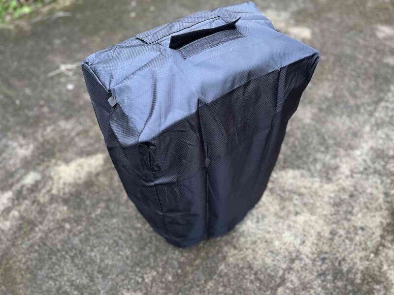 ダイソーの「24インチ用 スーツケースカバー」をスーツケースにかぶせる