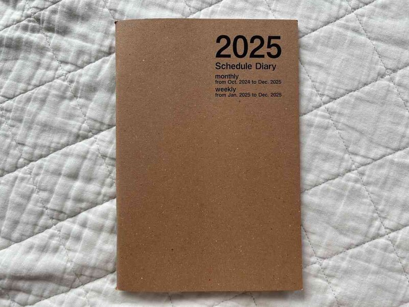 ダイソーの「2025年ダイアリー（B6変形、マンスリー・ウィークリー、クラフト）」