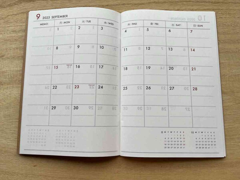 「2025年ダイアリー（B6変形、マンスリー・ウィークリー、クラフト）」は月曜始まり