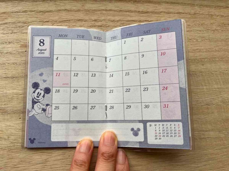 ダイソーの「ミニスケジュール帳（ミッキー&ミニー）」は見開きで1ヶ月を管理