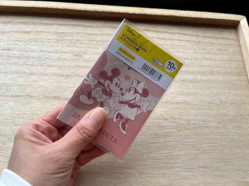 ダイソーの「ミニスケジュール帳（ミッキー&ミニー）」はコンパクトサイズ