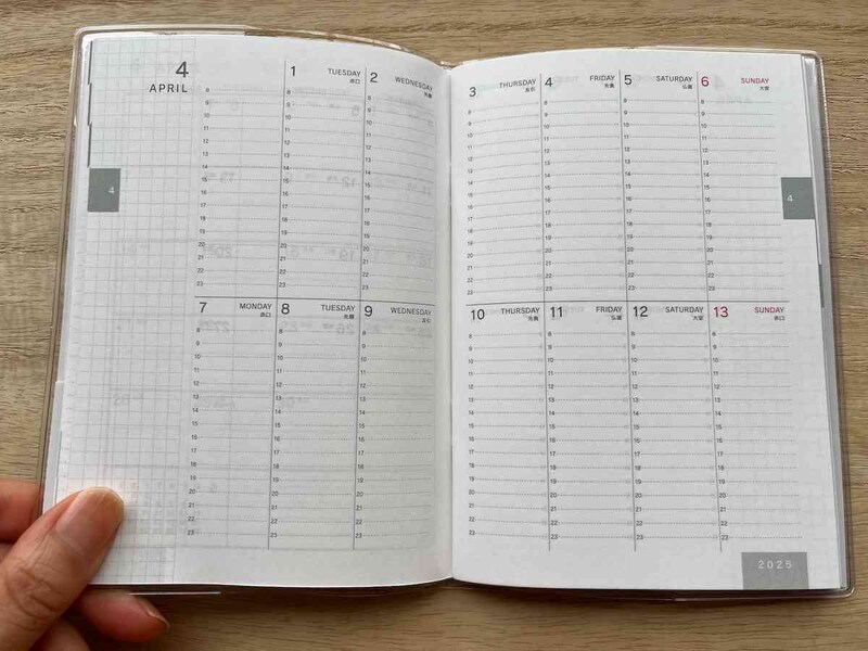 ダイソーの「2025ダイアリー A6マンスリー＆週間バーチカル」は1日を時間軸で管理できる
