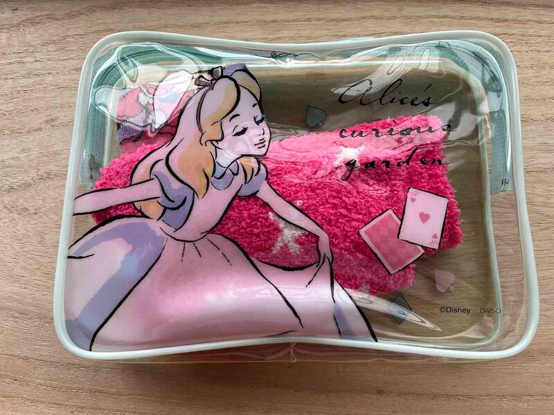 ダイソーの「Disney マチ付ビニールポーチ（ふしぎの国のアリス）」は旅行時にも活躍