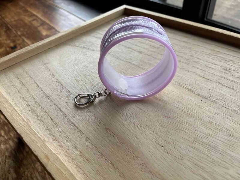 ダイソーの「丸型ポーチ（ピンク、パープル）」