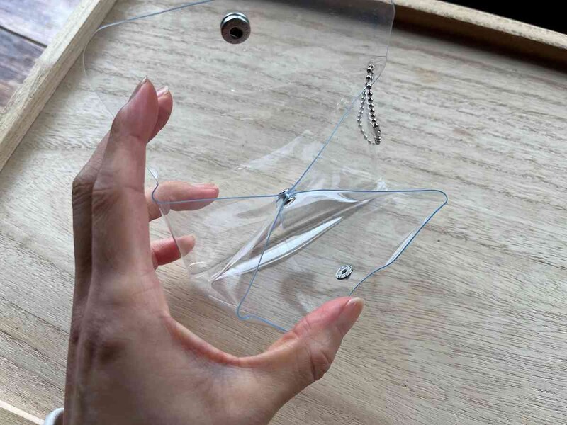 ダイソーの「クリアダブルポケットミニポーチ」は内側に仕切りがある