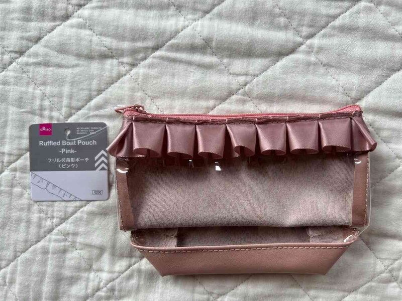 ダイソーの「推しポーチ、フリル付舟形ポーチ（ピンク）」