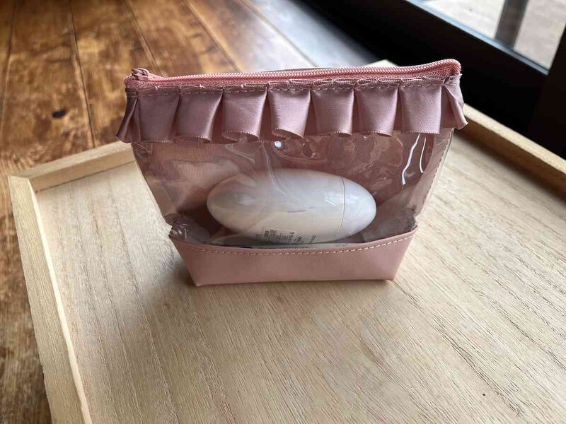 ダイソーの「推しポーチ、フリル付舟形ポーチ（ピンク）」は推し活以外にも使える