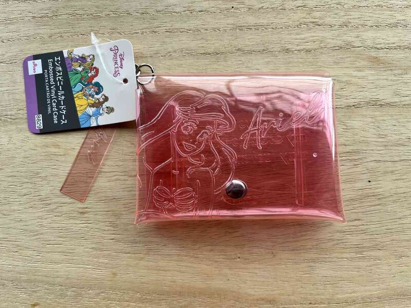 ダイソーの「エンボスビニールカードケース（ディズニープリンセス）SJ」