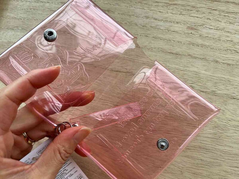 ダイソーの「エンボスビニールカードケース（ディズニープリンセス）SJ」には2つのポケットがある