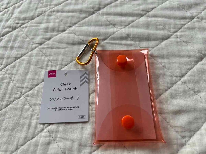ダイソーの「クリアカラーポーチ（B、カラビナ付）」