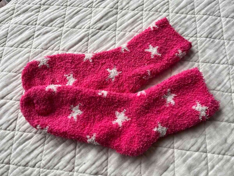 ダイソーの「ルームソックス（レディース、推しカラー、星柄、暖色）」はモコモコ