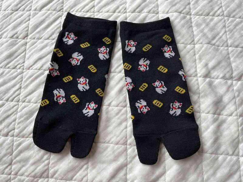 ダイソーの「レディース足袋ソックス（招猫）」は縁起もよさそう