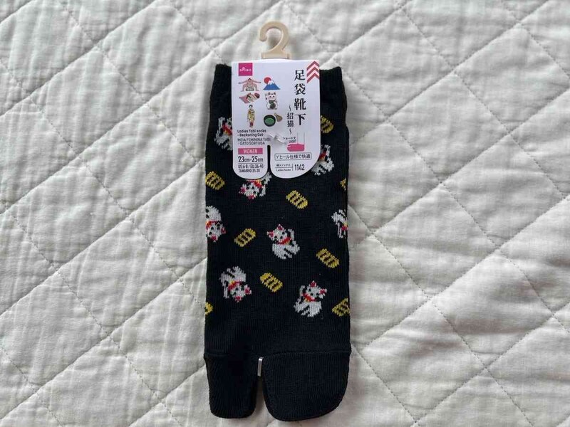 ダイソーの「レディース足袋ソックス（招猫）」