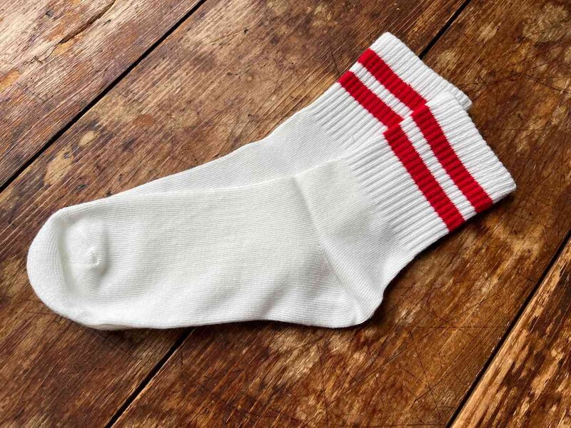 ダイソーの「抗菌防臭推しカラーソックス（2本ライン、暖色）」