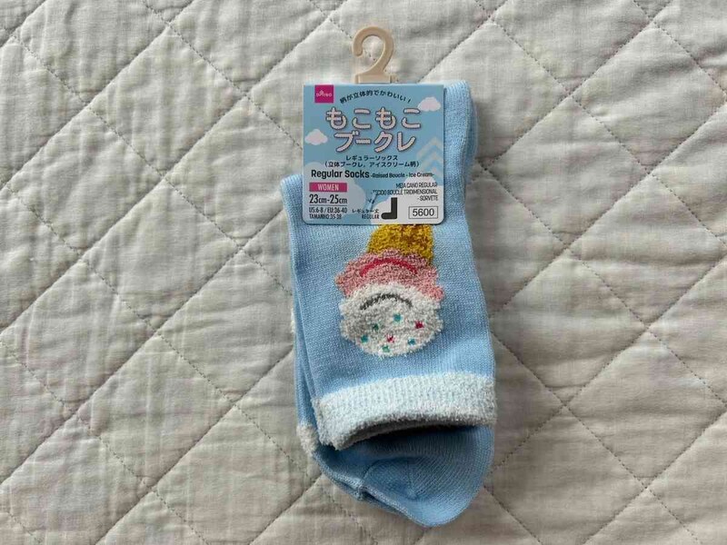 ダイソーの「レギュラーソックス（立体ブークレ、アイスクリーム柄）」