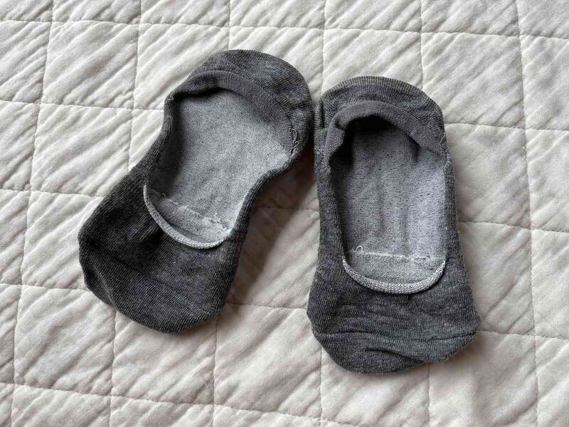 ダイソーの「フラットソックス（吸水速乾、抗菌防臭、無地）」は季節のムレ対策に最適