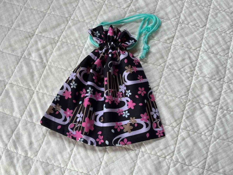 ダイソーの「正方形巾着袋」