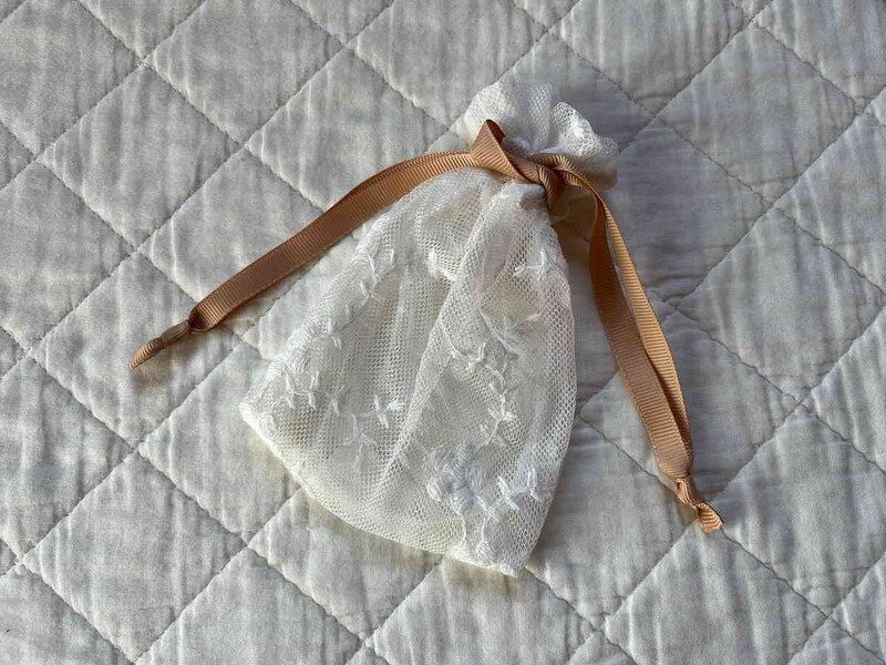 ダイソーの「巾着バッグ（レース）」