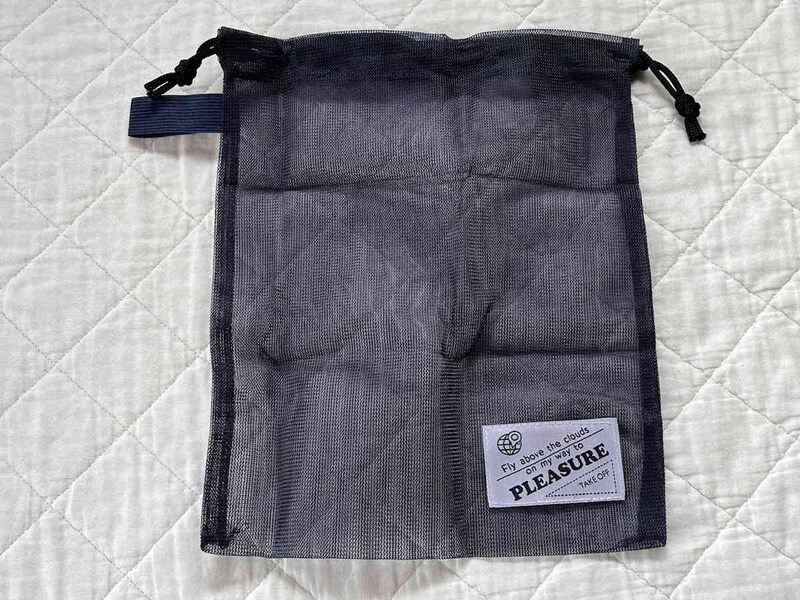 ダイソーの「旅する洗濯ネット 巾着型」は衣類を入れてそのまま洗濯可能