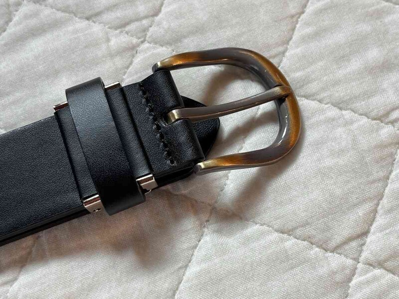 ダイソーの「フラットベルト」は金具もシンプル