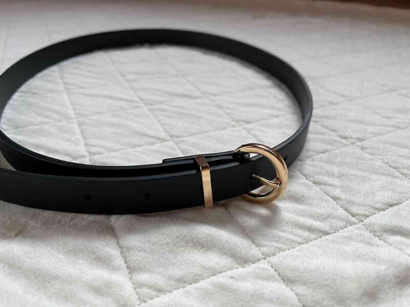 ダイソーの「レディースベルト（ベーシック）」は金具が丸型でおしゃれ