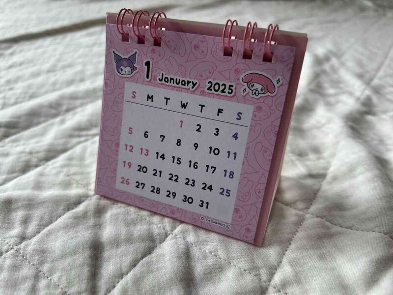 ダイソーの「ミニ卓上カレンダー（マイメロディ・クロミ）」は小さめサイズ