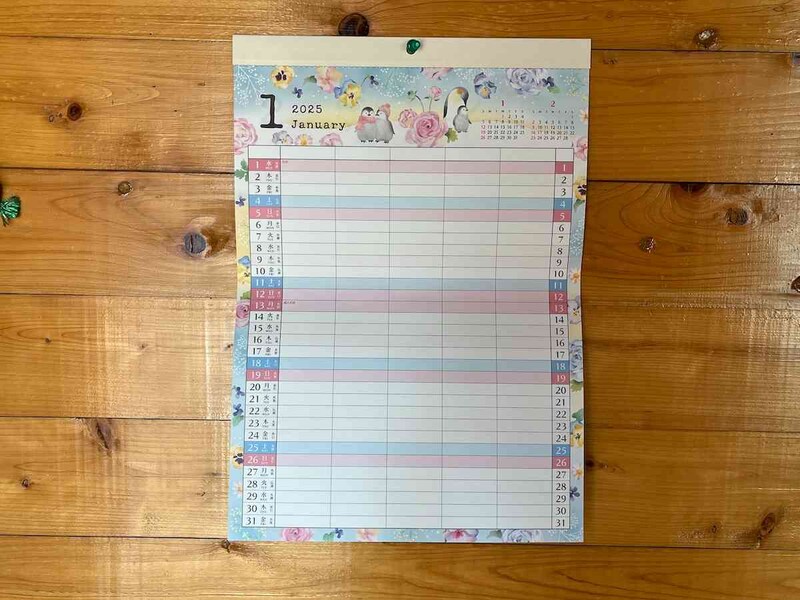 ダイソーの「2025年家族カレンダー（A3、イラスト1）」