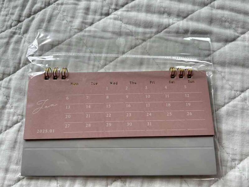 ダイソーの「2025年卓上カレンダー（ヨコ長、Ｗリング、ニュアンスカラー2）」