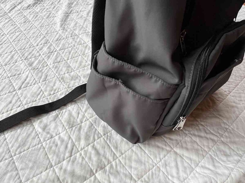 ボタンがついた2段式のポケット