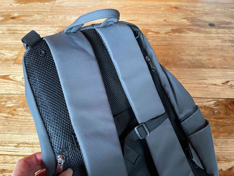 ワークマンの「高撥水マルチシートインマザーズリュック」のショルダーは肩への負担も少ないのも嬉しい