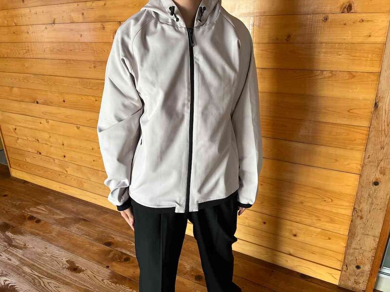 ワークマンの「ドリブンスウェットフルジップフーディ」はスッキリシルエット