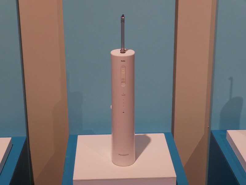 水流でオーラルケアを行う「ジェットウォッシャー ナノクレンズ EW-NJ80」（実勢価格3万3000円前後）