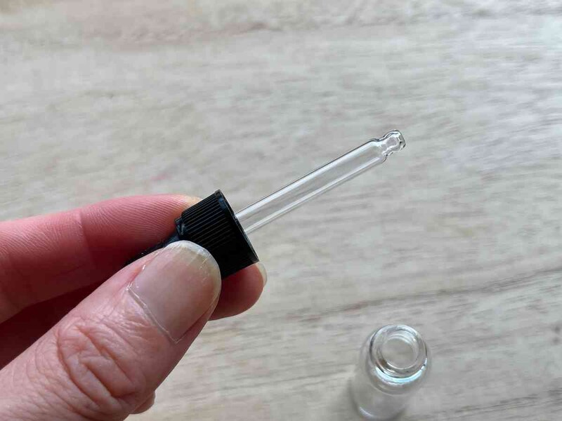 ダイソーの「スポイト付ボトル（5mL、2本）」はスポイトが便利