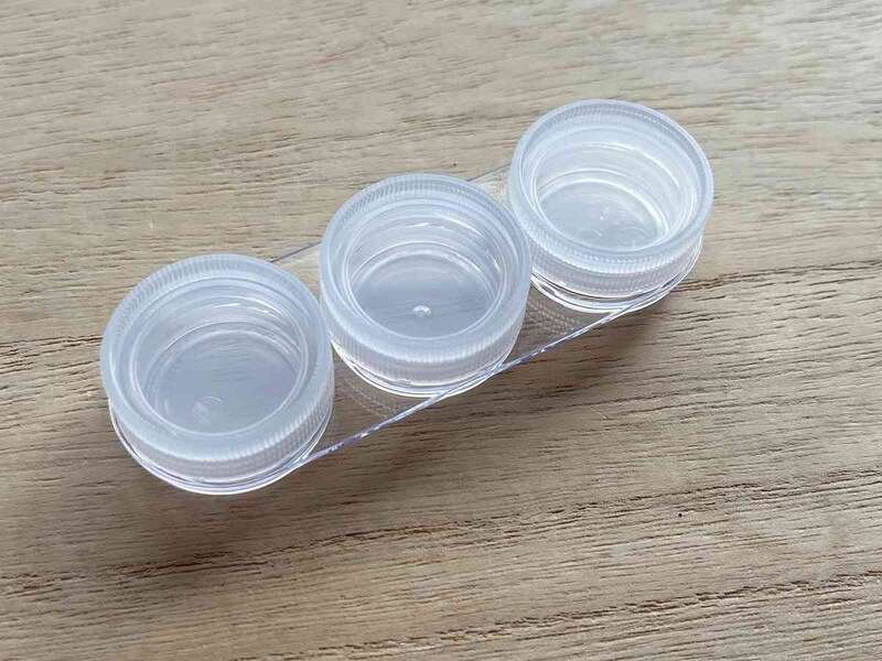 ダイソーの「コーディレット　クリームケース（3ml、横3連、クリア）」はふたがカチッとしまる